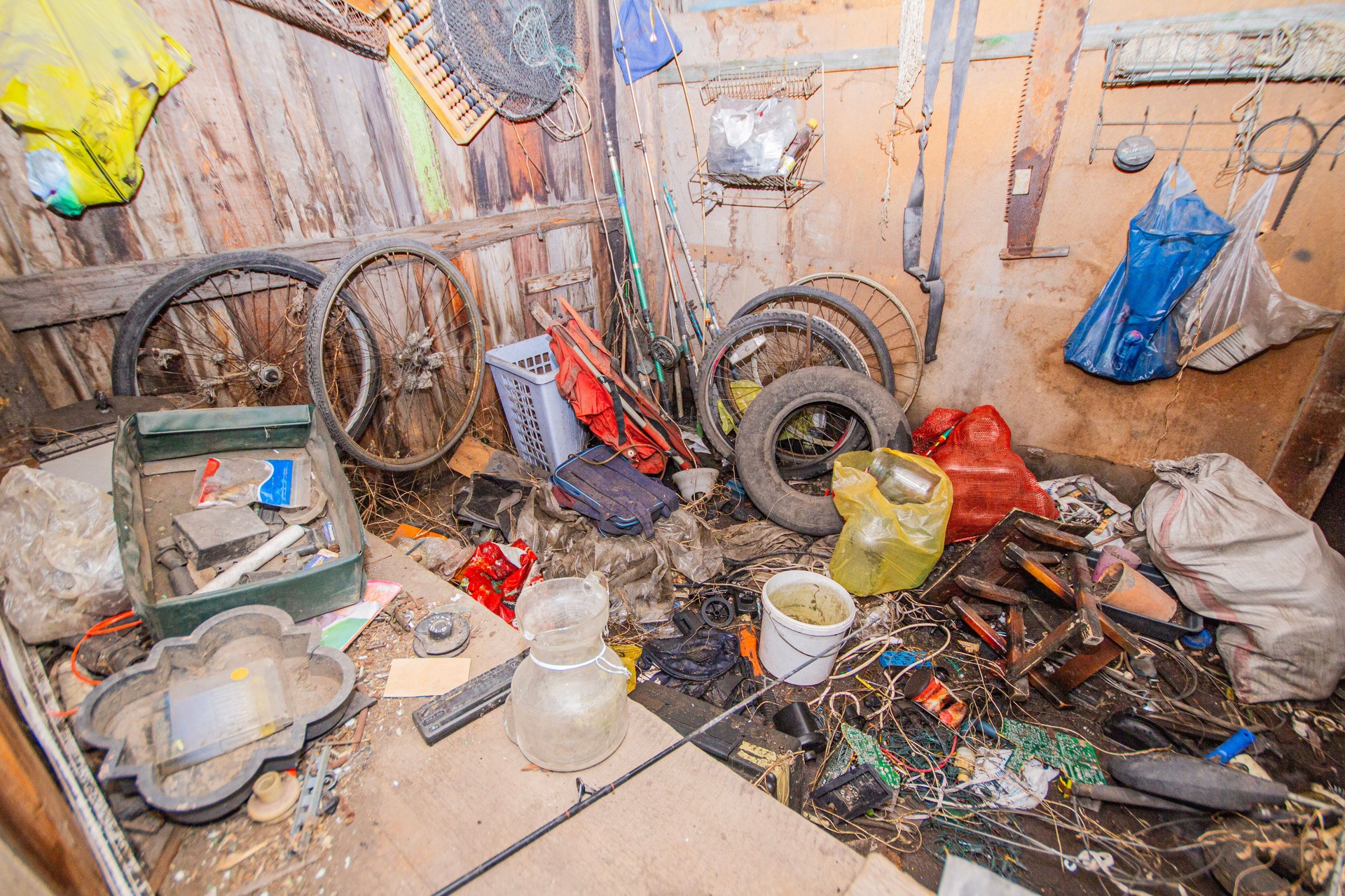 big mess in the garage of junk and unnecessary things left when selling the container, big profit when buying a rental place